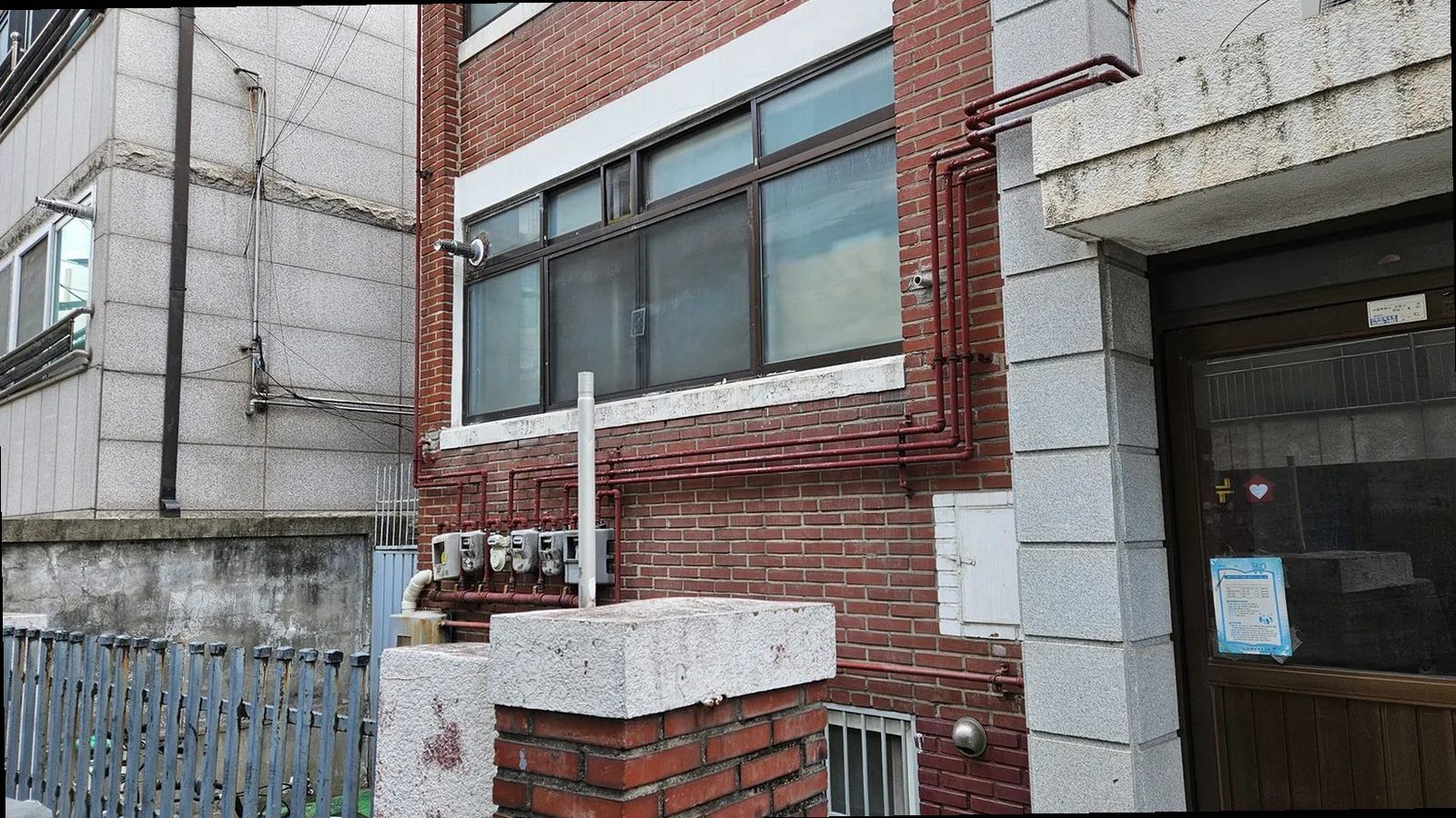 대전 서구 누수탐지 수도계량기 별침과 벽면 수분 흔적을 비교하는 점검 장면