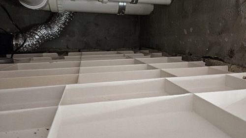 대전 서구 누수탐지 청음탐지기로 벽면 소리를 비교하며 누수 지점을 확인하는 장면