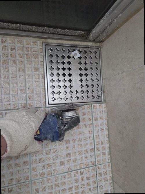 대전 서구 누수탐지 욕실 바닥과 벽 방수층을 살피는 점검 장면