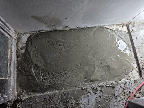 대전 서구 누수탐지 베란다 바닥과 벽면 누수 흔적 점검 장면
